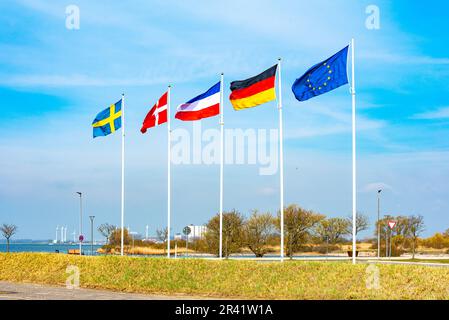 Bandiere scandinave, europee, tedesche e la bandiera dello Schleswig-Holstein a Fehmarn Foto Stock