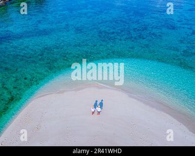 Coppia di uomini e donne sulla spiaggia di Ko Lipe Island Thailandia Foto Stock