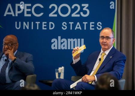 Detroit, Michigan, Stati Uniti. 25th maggio, 2023. Shawn Fain, presidente degli operai dell'automobile unita, interviene in una discussione sul commercio e sui lavoratori durante la riunione dei ministri dell'APEC responsabili del commercio. Fain tiene uno dei assegni di suo nonno. A sinistra si trova il Segretario-Tesoriere della AFL-CIO Frederick Redmond. Credit: Jim West/Alamy Live News Foto Stock