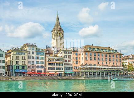 Limmatquai Zurigo con la Cattedrale di San Peter, Svizzera Foto Stock