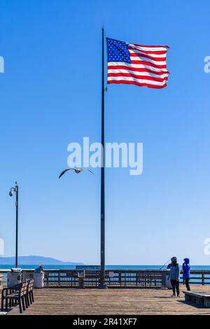 Bandiera DEGLI STATI UNITI che ondola nel vento. Colori vivaci sul cielo blu. Foto Stock