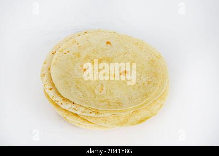 Vista dall'alto verso il basso di una pila di 20 tortillas di farina pre-grigliate su sfondo bianco Foto Stock
