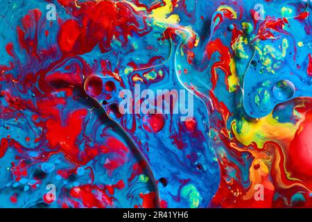 Mare di colori vibranti olio vorticoso in fondo risorsa con bolle e latte Foto Stock