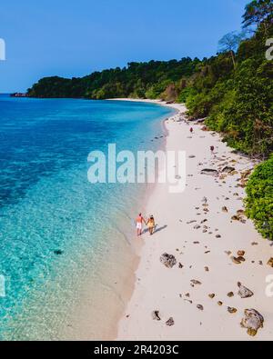 Una coppia a piedi sulla spiaggia di Koh Kradan Island in Thailandia Foto Stock