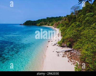 Una coppia a piedi sulla spiaggia di Koh Kradan Island in Thailandia Foto Stock