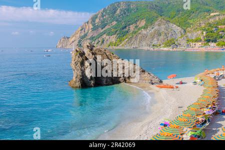 Spiaggia di ciottoli Monterosso vacanze Sedie e ombrelloni sulla spiaggia delle cinque Terre in estate Foto Stock