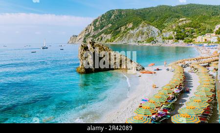 Sedie a sdraio e ombrelloni riempiono la spiaggia di fegina , il villaggio balneare di Monterosso Foto Stock