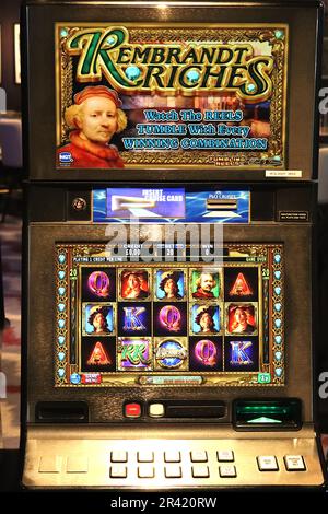 La slot machine a tema Rembrandt Riches con grafica colorata illuminata e sequenze di luci lampeggianti, tentano i giocatori con una prospettiva di una ricompensa rapida. Foto Stock