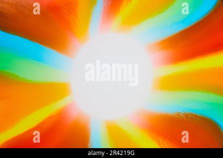 Sole astratto con raggi di verde e blu e rosso e arancione e giallo Foto Stock