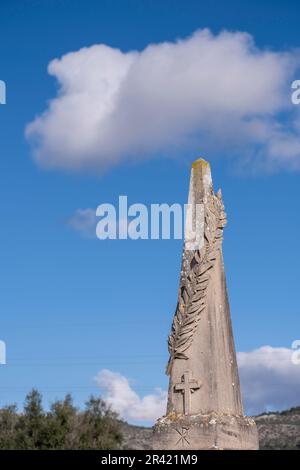 ramo di laurel sul simbolo egizio di un obelisco, cimitero di Llucmajor, Maiorca, Isole Baleari, Spagna. Foto Stock