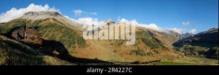 Vista panoramica della foresta di Oza e della valle di Guarrinza, Valle di Hecho, valli occidentali, catena montuosa dei Pirenei, provincia di Huesca, Aragon, Spagna, europa. Foto Stock