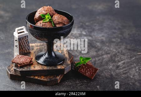 Tre palle di gelato al cioccolato marrone Foto Stock