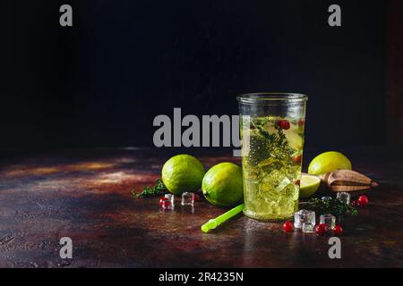 Lime Lemonata con timo, mirtillo e ghiaccio. Foto Stock