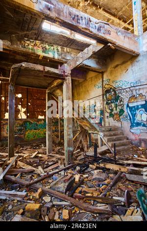 I graffiti degli edifici abbandonati sulle pareti collassarono il tetto e le macerie del pavimento e la struttura dei detriti e la freschezza Foto Stock