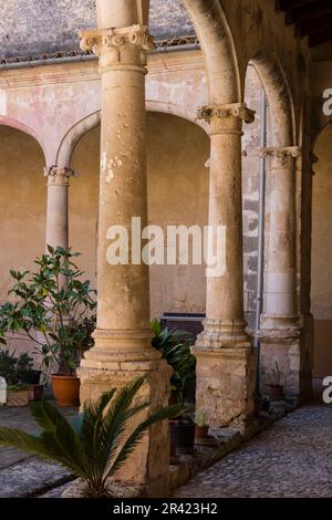 Convento de los Mínimos, claustro del siglo XVII, Sineu, Maiorca, isole Baleari, Spagna, Europa. Foto Stock