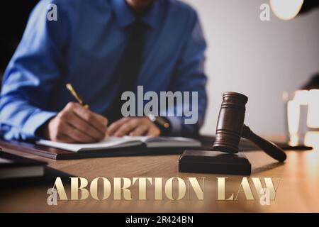 Legge sull'aborto. Avvocato maschio a tavola in ufficio, primo piano Foto Stock