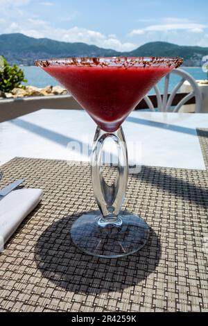 La margarita di fragola congelata è servita alla spiaggia privata di Las Brisas ad Acapulco, Messico Foto Stock