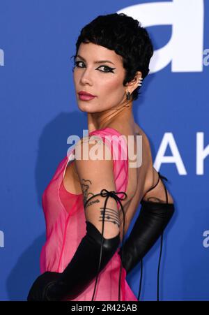 Antibes, Francia. 26th maggio, 2023. Cannes, Francia. 25th maggio 2023. Halsey arriva al 29th° Gala dell'AMFAR di Cannes, parte del Festival del Cinema di Cannes 76th, Hotel du Cap, Eden Roc. Credit: Doug Peters/Alamy Live News Foto Stock