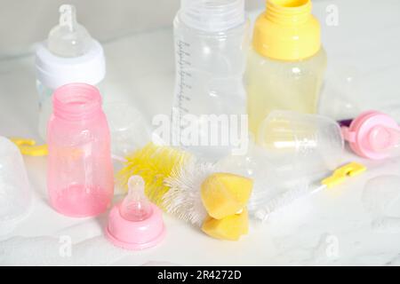 Pulire i biberon e le tettarelle dopo la sterilizzazione vicino alle  spazzole sul tavolo bianco Foto stock - Alamy