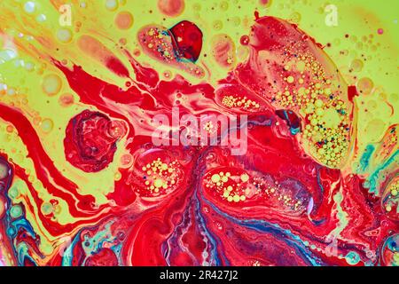 Mantello fiammante orizzontale di oli acrilici turgiolanti blu rossi e gialli e vernice di fondo Foto Stock