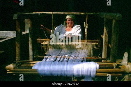 Maramures County, Romania, 2001. Donna tessendo usando un vecchio telaio tradizionale. Foto Stock