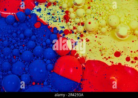 Sfondo di strisce di colore blu rosso e giallo di vernice acrilica e petrolio asset Foto Stock