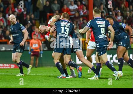 Sam Luckley #26 di Hull KR è affrontato da Morgan Smithies #13 dei Guerrieri di Wigan durante il round 13 di Betfred della Super League Hull KR vs Guerrieri di Wigan al Sewell Group Craven Park, Kingston upon Hull, Regno Unito, 25th maggio 2023 (Foto di Craig Cresswell/News Images) Foto Stock