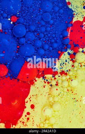 Bolle di rosso blu e giallo acrilico dolore e olio di fondo asset Foto Stock