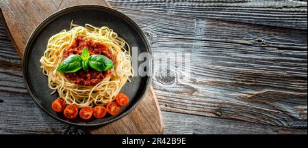 Composizione con piatto di spaghetti bolognese. Foto Stock