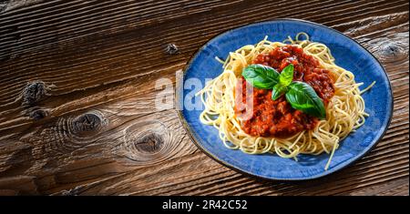 Composizione con piatto di spaghetti bolognese. Foto Stock