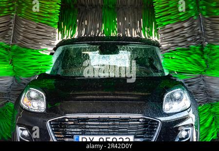 Un'automobile in un autolavaggio automatico. Foto Stock