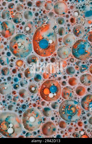 verticale di fondo con spazio astratto e cosmo pieno di mondi e stelle multicolore creati da olio di latte e vernice Foto Stock