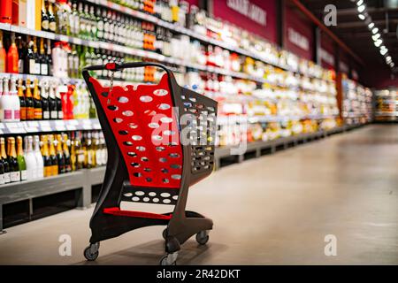 Un carrello con prodotti alimentari in un supermercato Foto Stock