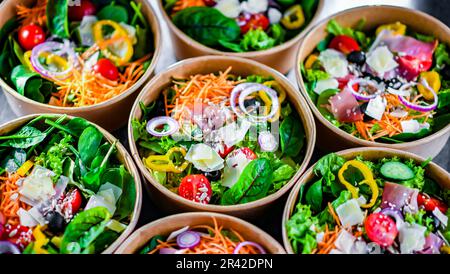 Scatole di carta rotonda con insalate di verdure preconfezionate pronte per la vendita Foto Stock