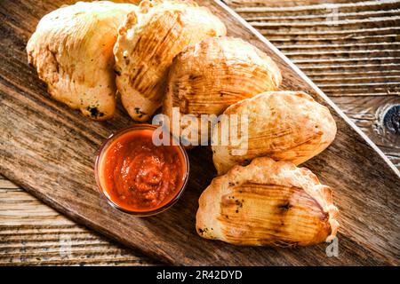 Composizione con un piatto di pierogi al forno Foto Stock