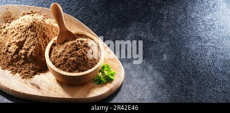 Composizione con coriandolo macinato Foto Stock