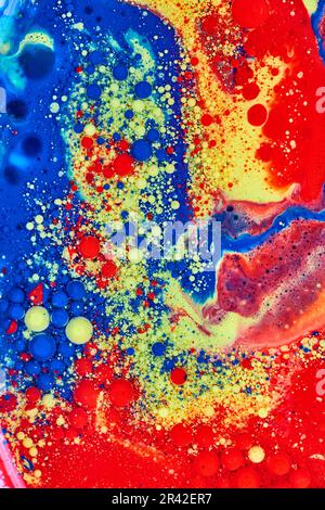 Verticale astratto pittura acrilica del mare blu contro il magma in battaglia galattica di colori vorticosi sfondo asset Foto Stock