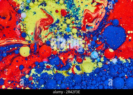 Pittura di vortice galattico di blu rosso giallo e bianco acrilico bolle dipinte con olio di fondo asset Foto Stock
