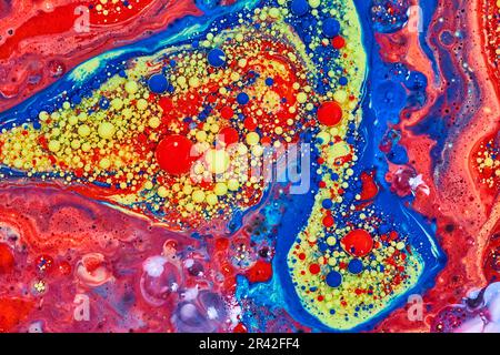 Fondo risorsa di vorticoso blu rosso e giallo vernice acrilica con olio in spazio astratto Foto Stock