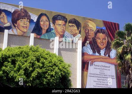 Il titolo murale "Ritratto di Hollywood" raffigurante famose stelle di Hollywood è stato dipinto da Eloy Torrez nell'auditorium della Hollywood High School di Los Angeles, California Foto Stock