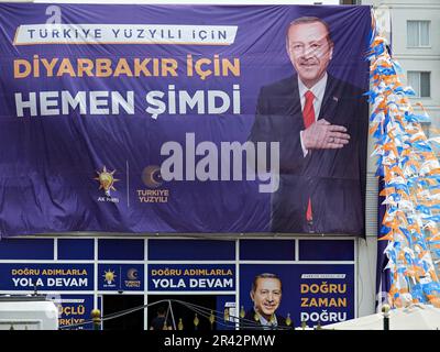 Nella foto è raffigurato uno dei manifesti del candidato presidenziale e leader del Partito Giustizia e sviluppo (AKP) Recep Tayyip Erdogan appeso a Diyarbakir. A Diyarbakir, dove l'opposizione curda è la città più forte della Turchia, manifesti del presidente e del partito per la giustizia e lo sviluppo (AKP), il presidente Recep Tayyip Erdogan e il leader del Partito popolare Repubblicano (CHP), Kemal Kilicdaroglu, Chi gareggerà nel secondo turno delle elezioni presidenziali del 28 maggio, sono stati impiccati sulle pareti di cavalcavia ed edifici con cartelloni pubblicitari. Una parte significativa dei curdi è arrabbiata con entrambi i leader fo Foto Stock