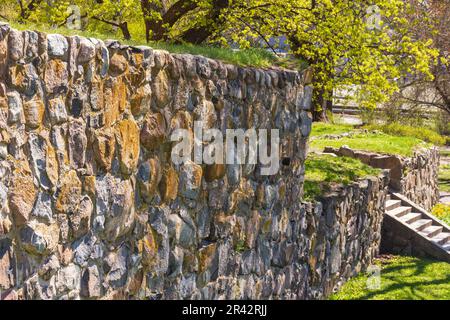 Vecchio muro di pietra presso il castello medievale di Turku in Turku Finlandia Foto Stock