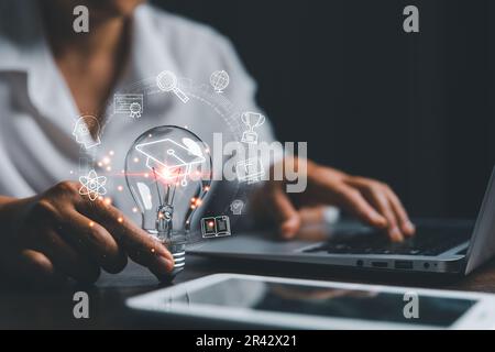 Femmina che tiene la lampadina che mostra cappello di graduazione, il grado di formazione del Internet, la conoscenza di studio all'idea creativa di pensiero e soluzione di soluzione. E-l Foto Stock