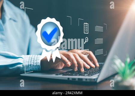 Certificazione di controllo qualità, garanzia di controllo dello standard del prodotto aziendale. Concetto su schermo virtuale. Norme, certificazione e normalizzazione Foto Stock