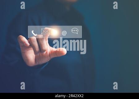 Donna d'affari che tocca sullo schermo virtuale le icone dei contatti ( email, indirizzo, chat dal vivo, internet wifi ). Contattaci o Assistenza clienti hotline persone con Foto Stock