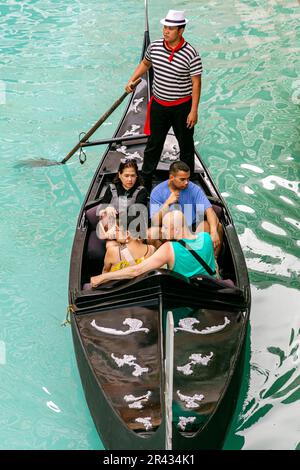 Gondola e gondoliere presso il centro commerciale Venice Grand Canal Mall, Taguig City, Manila, Filippine Foto Stock