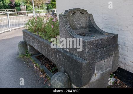 Vecchia fontana di abbeveraggio di pietra e abbeveratoio di bestiame, angolo di Joy Lane & Canterbury Rd, Whitstable, Kent, Regno Unito. Foto Stock