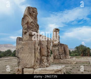 Colosso di Memnon a Luxor. Grandi statue vicino alla Valle dei Re. Egitto Foto Stock