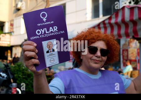 Smirne, Turchia. 25th maggio, 2023. Una donna del Partito operaio della Turchia (T?P) tiene un opuscolo e chiede di votare per Kemal Kilicdaroglu. Sono rimasti 3 giorni fino alle elezioni presidenziali del 2023. Le piazze sono state decorate con poster di Recep Tayyip Erdogan e Kemal Kilicdaroglu. Credit: SOPA Images Limited/Alamy Live News Foto Stock