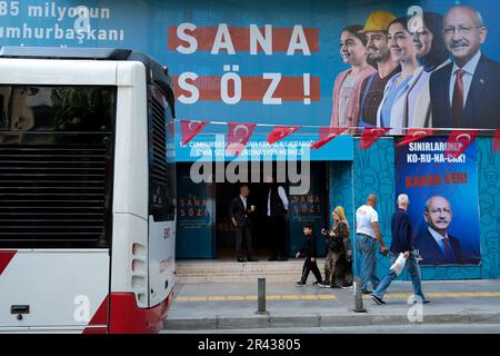 Smirne, Turchia. 25th maggio, 2023. La gente passa davanti all'ufficio elettorale di Kemal Kilicdaroglu. Sono rimasti 3 giorni fino alle elezioni presidenziali del 2023. Le piazze sono state decorate con poster di Recep Tayyip Erdogan e Kemal Kilicdaroglu. Credit: SOPA Images Limited/Alamy Live News Foto Stock